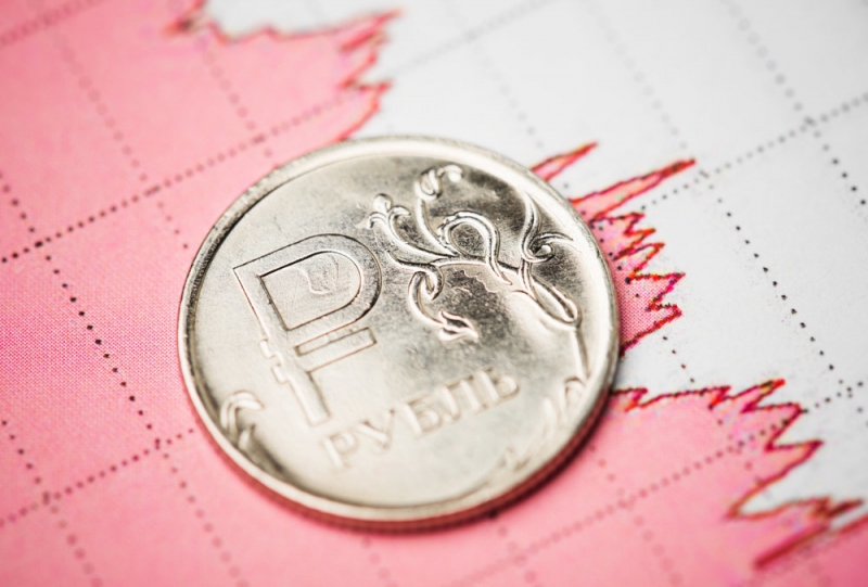 Курс рубля перешел в наступление против доллара и евро