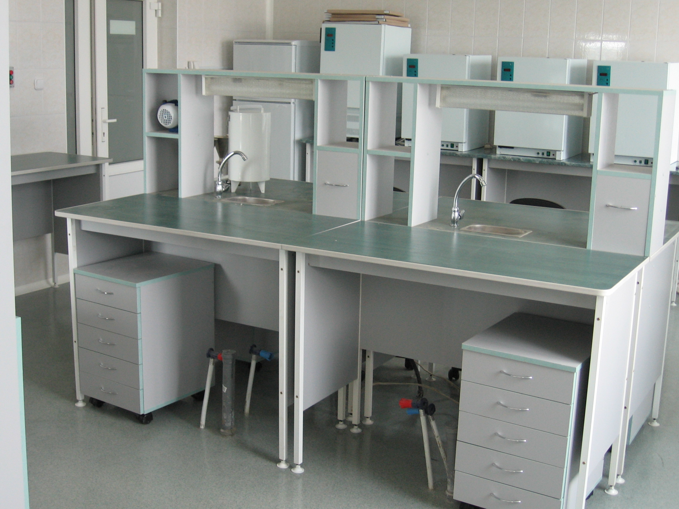 Особенности выбора мебели для лаборатории: комфорт, функциональность и безопасность