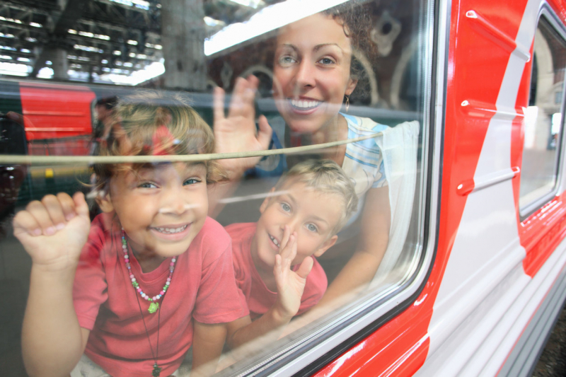 Обозначены сроки продажи льготных билетов на поезда для семей с детьми