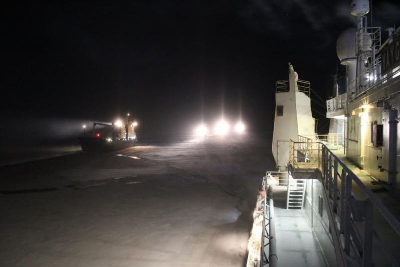 Атомоход "Арктика" ведет караван судов из Карского моря в Певек