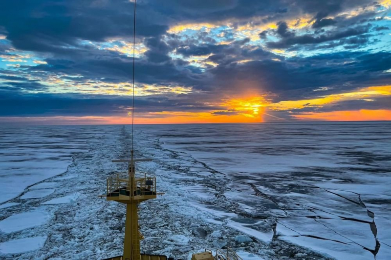 Атомоход «Арктика» ведет караван судов из Карского моря в Певек